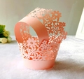 Detail der rosa lasergeschnittenen Cupcake-Manschette mit Perlmutt-Finish für Feiern - 5*5*8CM / Rosa