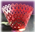 Dettaglio del pirottino rosso tagliato al laser con cuori per decorazione dolci - Rosso Perlato