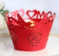 Laserschnitt-Cupcake-Förmchen aus rotem Papier mit Liebesvögeln und Herzmustern für Hochzeiten - Perlrot