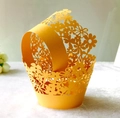 Detailansicht der lasergeschnittenen Blumen-Hohlmuster auf goldener Cupcake-Hülle - 5*5*8CM / Goldgelb