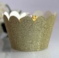 Makroaufnahme goldener Glitzer-Muffin-Förmchen mit Wellenrand für festliche Dekoration - 5cm / Hellgold Glitzer