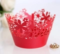 Detaillierte lasergeschnittene hohle florale Cupcake-Hülle in kräftigem Rot für Hochzeiten - Perlrot