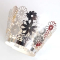 Detail of laser-cut silver cupcake wrapper with elegant floral and daisy patterns - 5x5x8CM / Reflective Silver