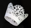 Gros plan d'une caissette à cupcake blanche découpée au laser avec motifs géométriques - Blanc