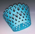 Detail der hellblauen lasergeschnittenen Cupcake-Hülle mit geometrischem Hohlmuster - Himmelblau