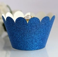 Glitzernde blaue Muffinförmchen mit Wellenrand für elegante Party-Desserttisch-Deko - 5cm / Glitzer Königsblau