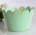 Dettaglio del pirottino per cupcake verde chiaro tagliato al laser con bordo ondulato e oro - 5*5*8CM / Verde mela