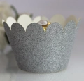 Dettaglio del pirottino per cupcake argento glitterato con bordo ondulato per dessert - 5*5*8CM / Argento Scintillante