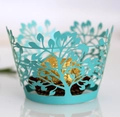 Vue macro d'un contour de cupcake bleu tiffany avec motifs d'arbre découpés au laser - Bleu Tiffany