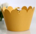 Vista macro di pirottini per cupcake dorati con bordo ondulato e finitura glitterata - 5*5*8CM / Giallo Oro