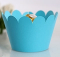 Dettaglio del pirottino azzurro per cupcake con bordo ondulato in carta opaca - 5*5*8CM / Celeste