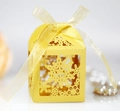 Elegante caja de regalo dorada con copo de nieve cortada con láser y cinta para Navidad y fiestas - Dorado