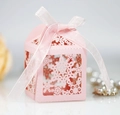 Caja de regalo rosa cortada con láser con copo de nieve y cinta para celebraciones - Rosa