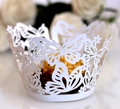 Dettaglio del pirottino per cupcake bianco tagliato al laser con farfalle e fiori - 5cm / Bianco