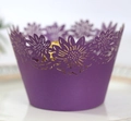Elegante lasergeschnittene tiefviolette Cupcake-Förmchen mit Sonnenblumenmuster zur Party-Deko - Dunkellila