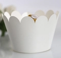Dettaglio pirottino per cupcake bianco perlato con elegante bordo ondulato a smerlo - 5*5*8CM / Bianco Stellato