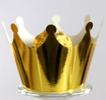 Dettaglio macro dell'involucro per torte in carta dorata a forma di corona reale - Oro Riflettente
