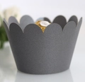 Dettaglio del pirottino grigio scuro metallizzato con bordi a onda eleganti - 5*5*8CM / Carbone d'Argento