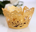 Dettaglio pirottino per cupcake dorato tagliato al laser con motivi floreali e farfalle - 5cm / Oro
