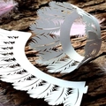 Pirottini per cupcake bianchi intagliati al laser con piume su sfondo di legno - 5cm / Bianco