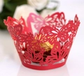 Vista macro di involucro per cupcake rosso tagliato al laser con motivi a farfalla - 5cm / Rosso Perlato