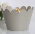 Dettaglio macro del bordo per cupcake tagliato al laser in carta grigio perlato - 5*5*8CM / Grigio Argento