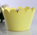 Dettaglio macro di pirottini gialli con bordo ondulato per decorazione di dessert - 5*5*8CM / Giallo Limone