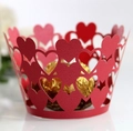 Makroaufnahme von lasergeschnittenem rotem Herz-Spitzenpapier für Cupcakes oder Geschenke - 5cm / Perlrot