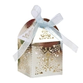 Detail der lasergeschnittenen goldfarbenen Kreuz-Geschenkbox mit hellblauem Band - Reflektierendes Silber