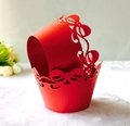 Dettaglio di pirottini per cupcake rossi tagliati al laser con fiocco decorativo - Rosso Perlato