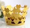 Nahaufnahme goldener Cupcake-Förmchen mit herzförmiger Lasercut-Verzierung aus Metall - 5cm / Gold