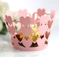 Makroaufnahme der rosa lasergeschnittenen hohlen Herz-Papierhüllen für Cupcakes und Trüffel - 5cm / Rosa