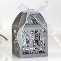 Détail d'une boîte de mariage grise découpée au laser avec motif floral et ruban en soie - Charbon Argenté