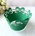 Dettaglio di pirottini verdi tagliati al laser con motivi a fiocco per cupcake - Verde Scuro