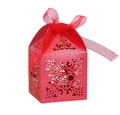 Detail der roten lasergeschnittenen Gastgeschenkbox mit filigranem Muster und Seidenband - Perlrot