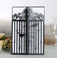 Elegante invitación de boda cortada con láser con motivos de volutas y pájaros en puerta - Estilo de Tarjeta Negra / Negro