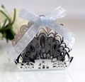 Detalle de caja de regalo plateada cortada con láser con motivos huecos y cinta azul - Plata Reflectante