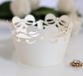 Dettaglio di pirottini per cupcake bianchi tagliati al laser con eleganti fiocchi decorativi - Avorio