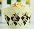 Makroaufnahme der hellgelben Cupcake-Manschette mit lasergeschnittenem Rautenmuster - 5*5*8CM / Schmuck Cremestern