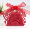 Detalle de caja de dulces roja cortada con láser con patrón de pavo real y lazo - Rojo Perlado