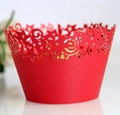 Rote lasergeschnittene Cupcake-Förmchen mit Sternmuster und Perleffekt für Partydekoration - Perlrot