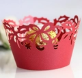 Dettaglio macro di pirottino per cupcake rosso tagliato al laser con motivi a foglia - Rosso Perlato