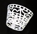Dettaglio del motivo traforato tagliato al laser su pirottino bianco per decorazione - Bianco