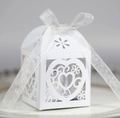 Elegante weiße lasergeschnittene Herz-Geschenkbox mit Schleife für Hochzeitsbonbons - Weiß