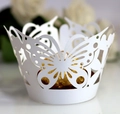 Dettaglio del pirottino per cupcake a farfalla tagliato al laser in carta bianca elegante - 5cm / Bianco