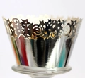 Makroaufnahme von silbernen Laser-Cupcake-Förmchen mit Sternmuster und Metallglanz - Reflektierendes Silber