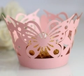 Dettaglio macro di involucro per cupcake a farfalla rosa tagliato al laser con cioccolato - 5cm / Rosa