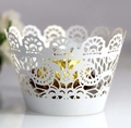 Elegante weiße lasergeschnittene Muffinförmchen mit floralem Spitzenmuster für Hochzeiten - Weiß