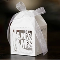 Witte lasergesneden huwelijksbedankje doosje met Mr & Mrs ontwerp en elegant lint - Paar Silhouet Stijl (XTH-26)