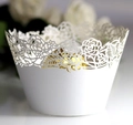 Detailansicht der lasergeschnittenen weißen Cupcake-Manschette mit floralem Rosenmuster - 5cm / Weiß